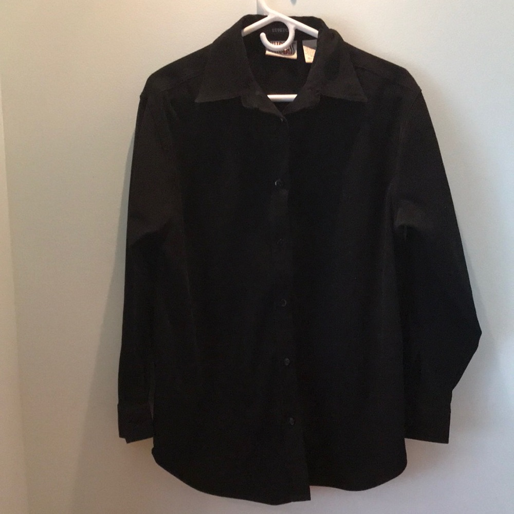 Bill Blass MP black shirt w button front & button cuffs. No pockets.